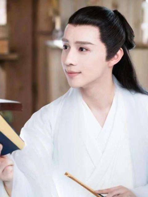 作品也不多,2017年,与鹿晗,古力娜扎合作出演古装奇幻剧《择天记》,在