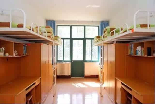 同济大学的宿舍江湖人称"公主楼",宿舍配备了三个柜子和一个大衣柜子