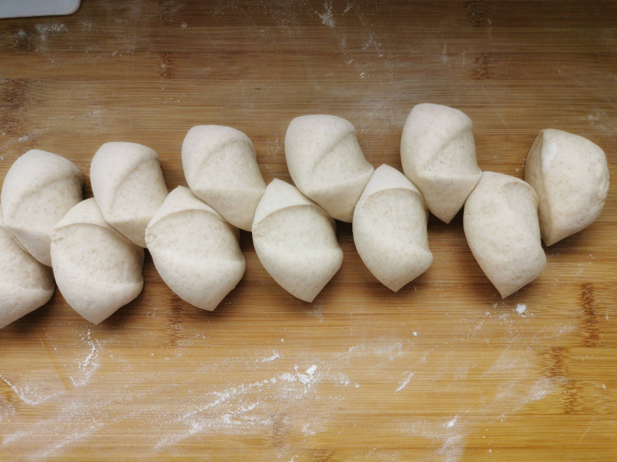 7,取一个面剂子,擀成圆形,包入拌好的芹菜馅儿,若想包子的外皮宣软