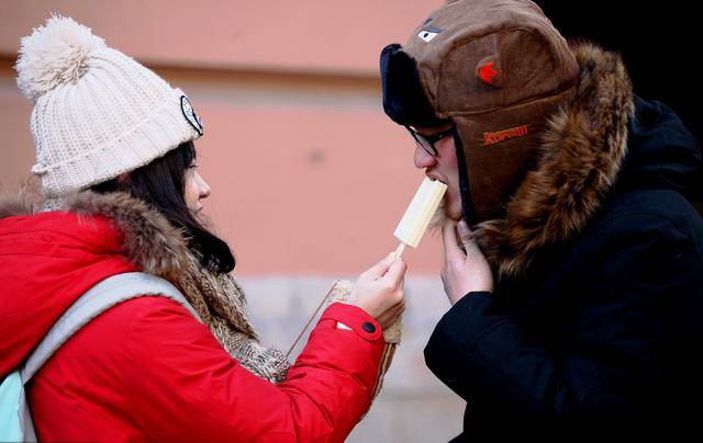 东北人:冬天我吃冰棍,俄罗斯人:我给房子戴"口罩"!