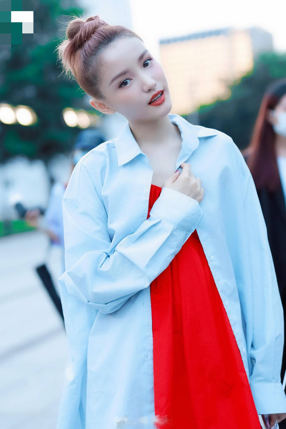 林小宅与男友分手后首亮相 秀长腿红唇美艳状态好