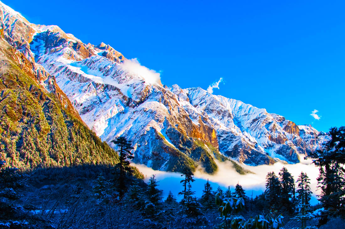 海螺溝有五絕:日照金山,冰川傾洩,雪谷溫泉,原始森林和康巴藏族風情.