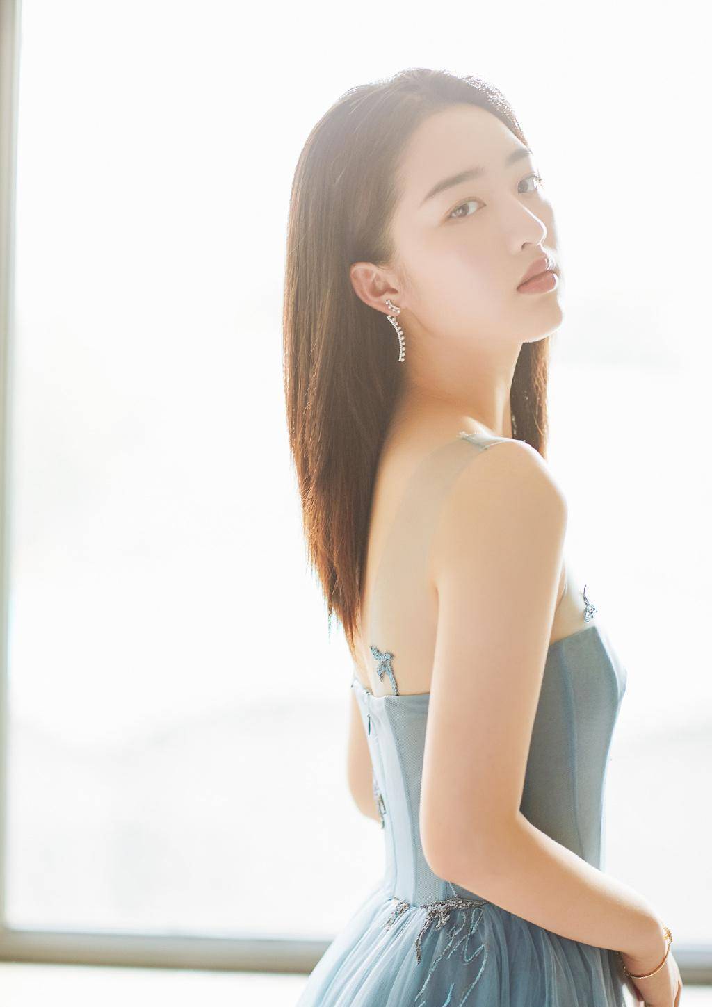 原创邓恩熙白色短袖配抹胸绿裙,美得清新抢眼,一点不像15岁的人
