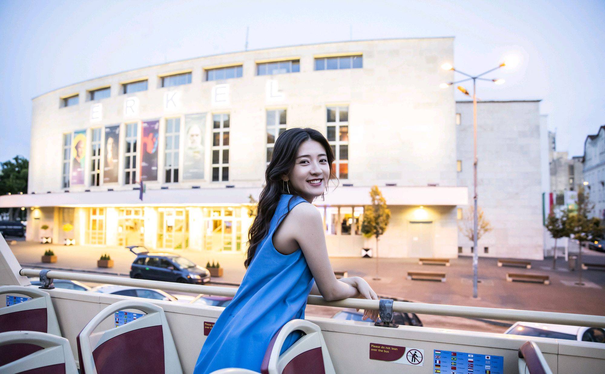 原创梁洁也太瘦了身穿蓝色连衣裙清爽又时髦不过锁骨太抢镜