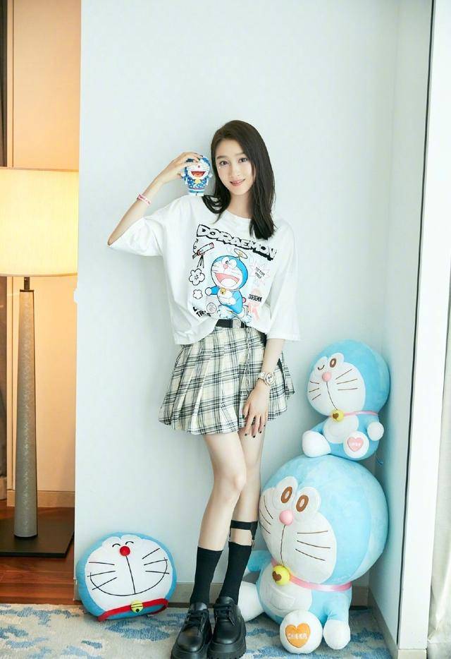 原创关晓彤少女感爆棚,卡通t恤配高腰牛仔短裙俏皮活泼,鹿晗赚到了