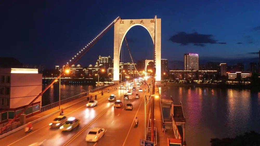 这是柳州市红光大桥夜景(6月18日无人机照片).