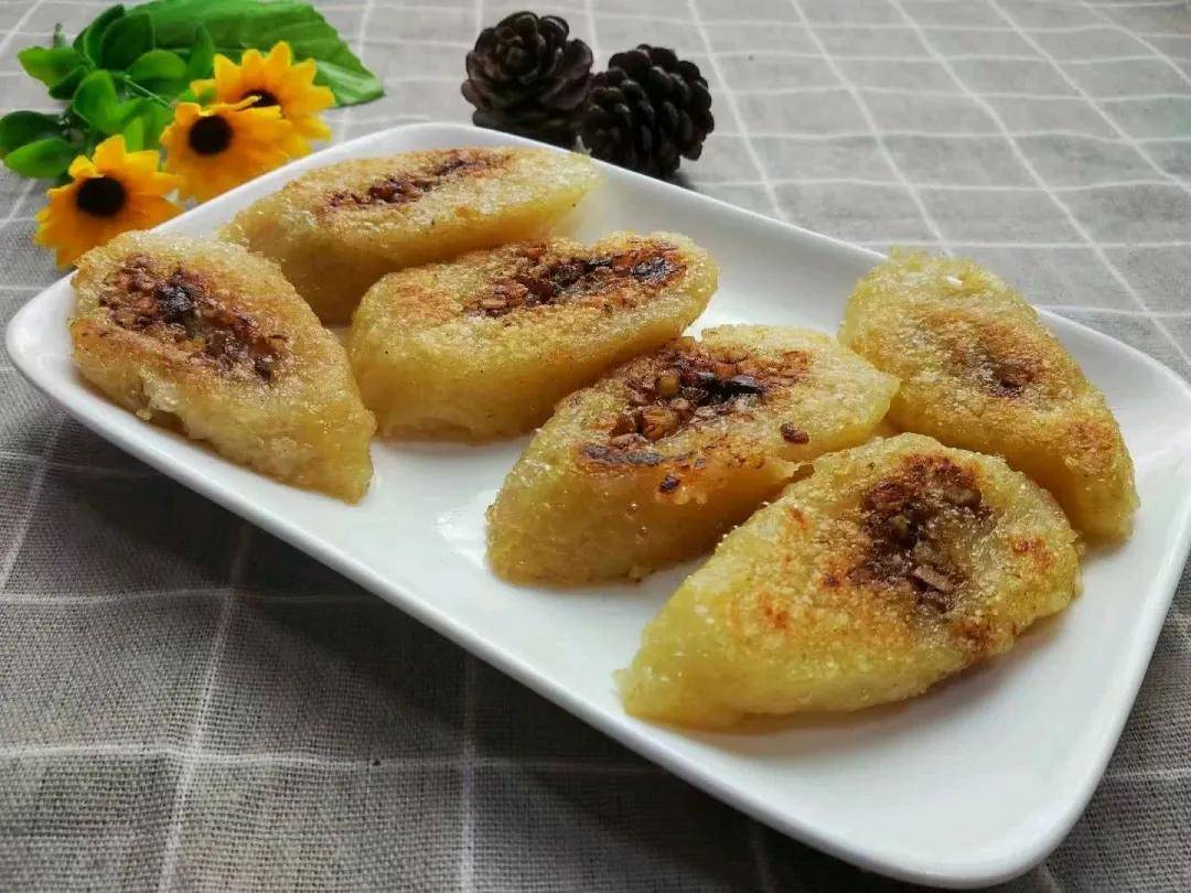 香煎粽子 ·香煎粽子应该粽子最简单花式吃法,粽子切薄片,小火慢煎