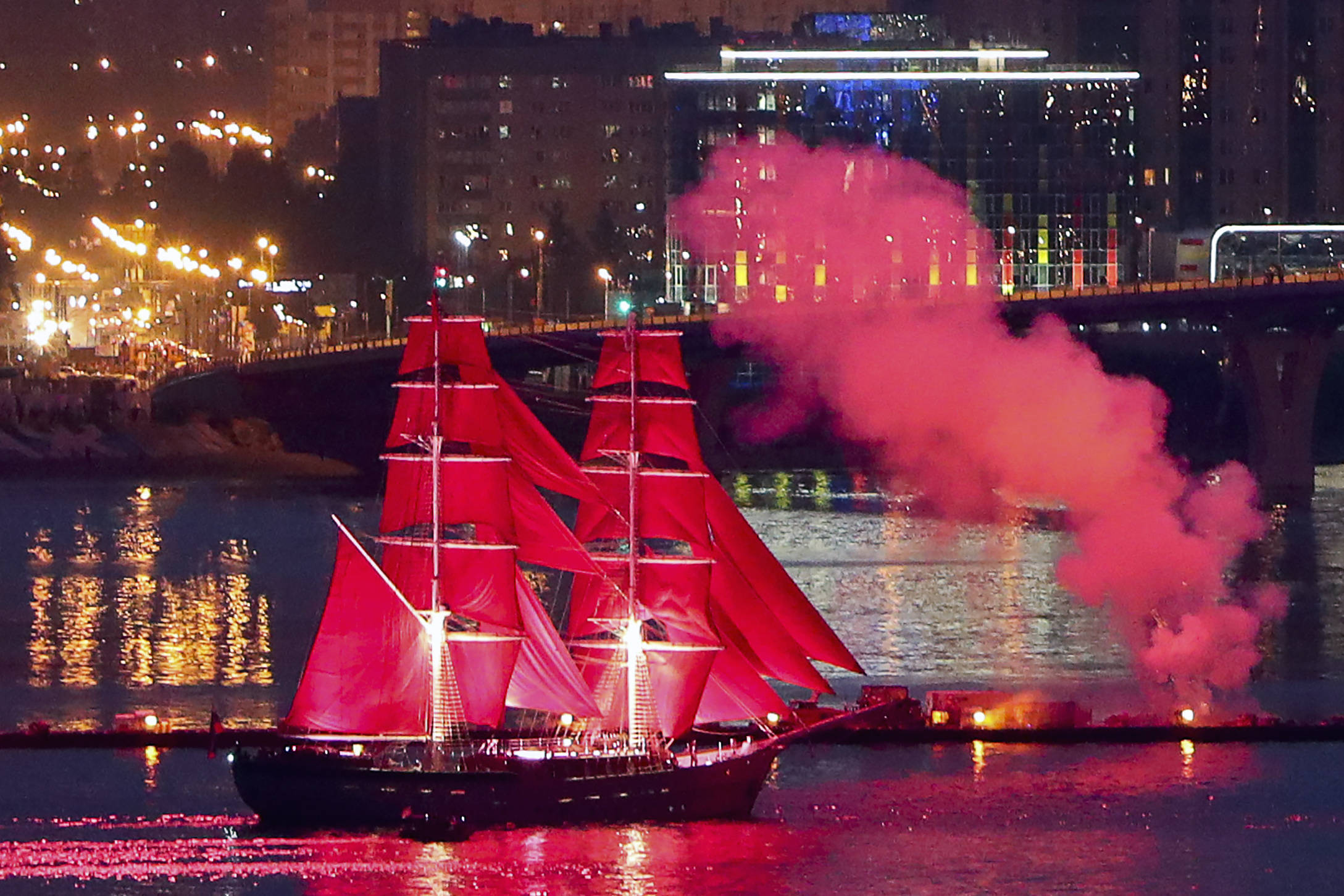 圣彼得堡传统红帆节璀璨烟花庆祝中学生毕业