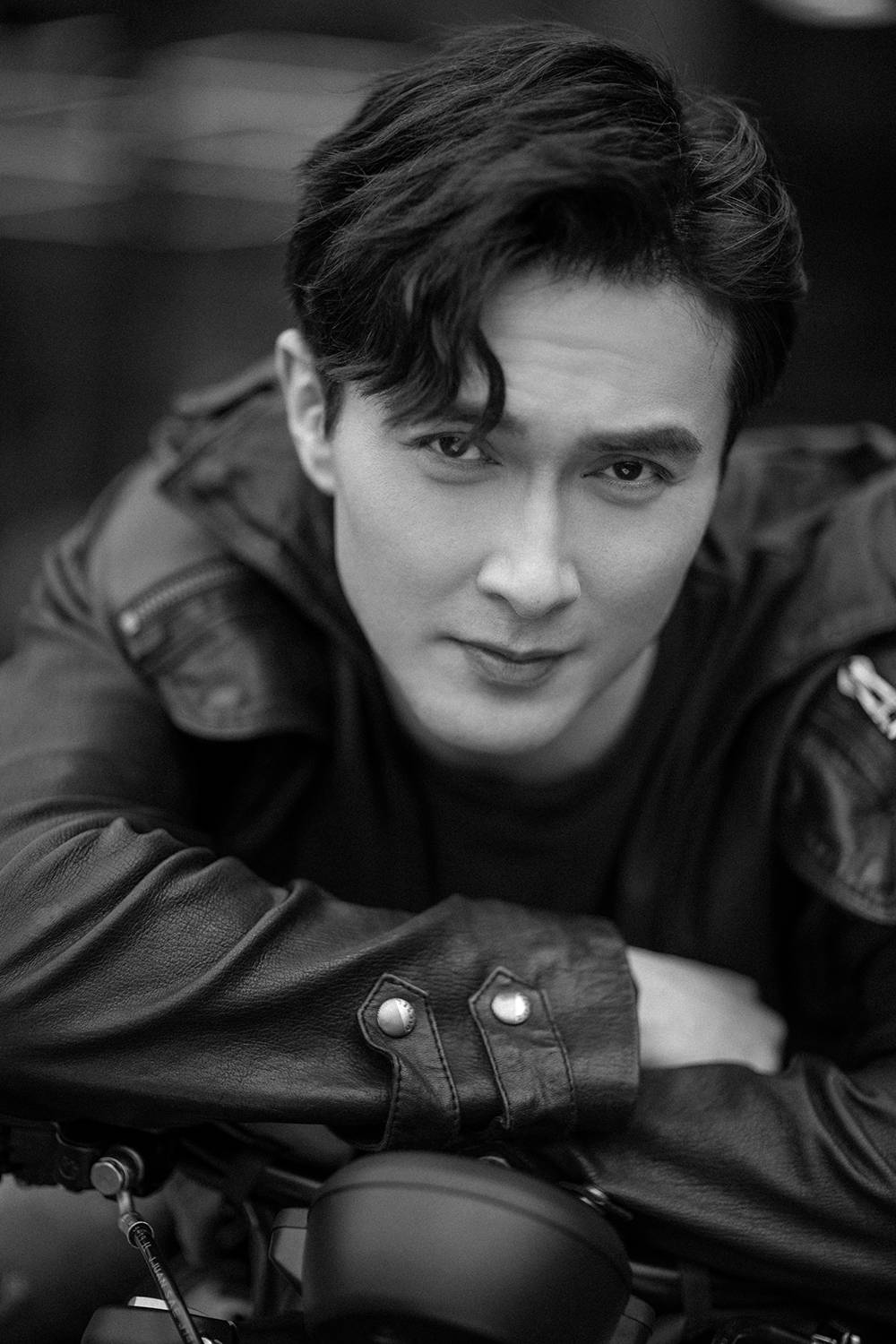 高伟光超a摩托车大片 黑白格调下满屏荷尔蒙