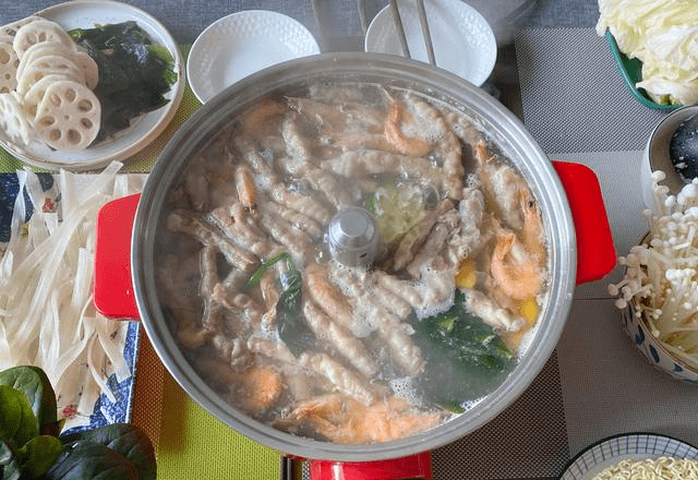 四个人的午餐一锅煮,食材用了10种,有菜有肉还有虾,圈友:羡慕_手机