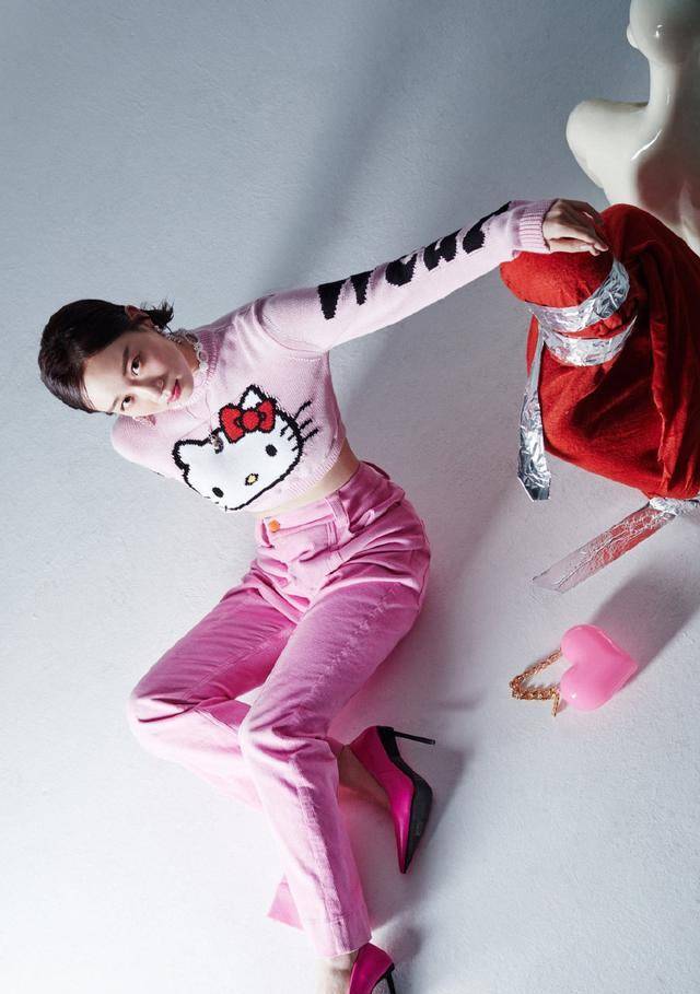 她被《创造101》淘汰,今穿昂贵粉色吊带配牛仔衣,性感甜美_李子璇