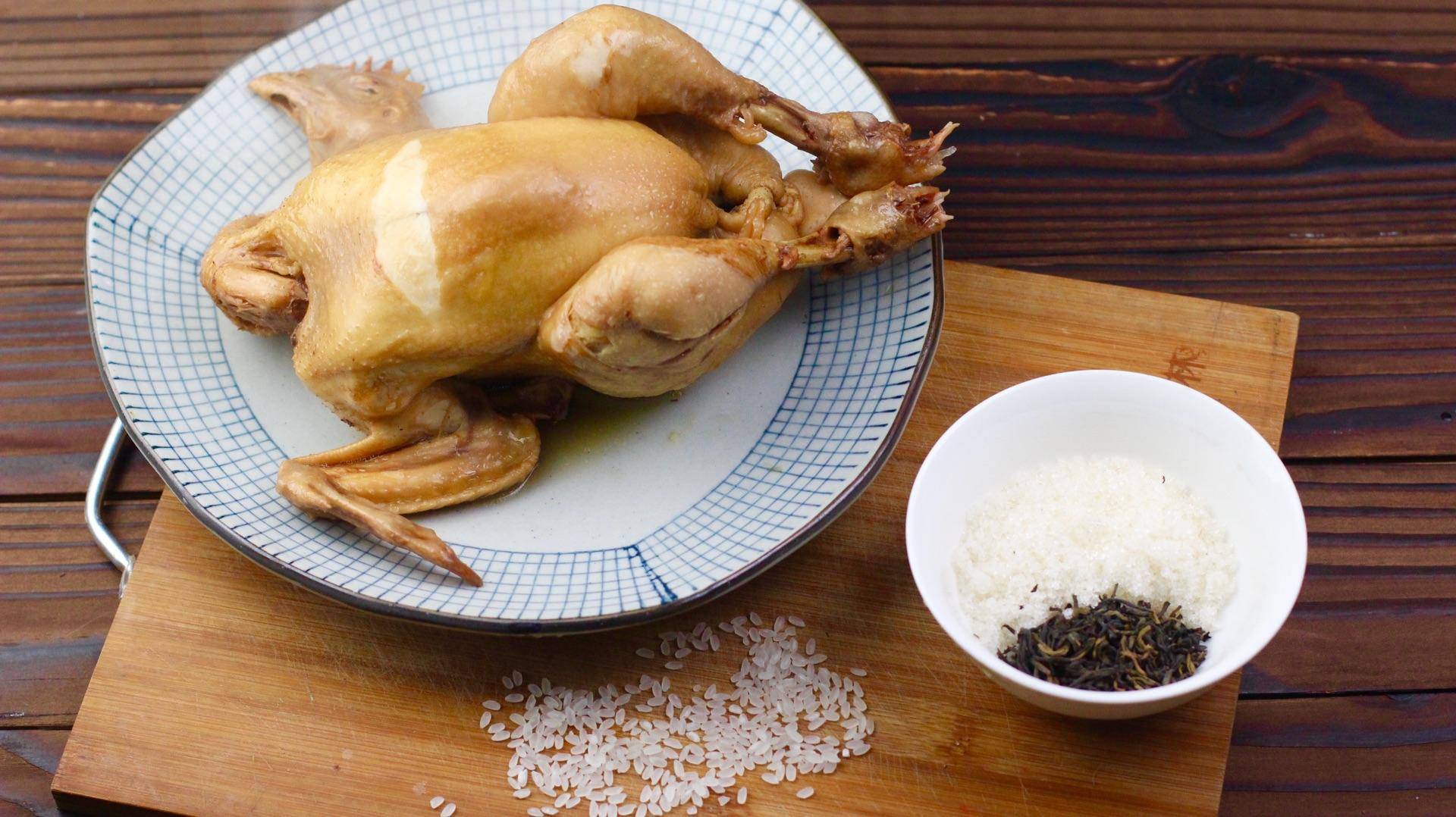 河南道口烧鸡是河南当地的特产,虽然很多美食在制作过程中都会加入