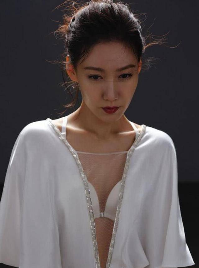 37岁高露气场真不小!拍时尚杂志真养眼,被身材比例惊艳到了