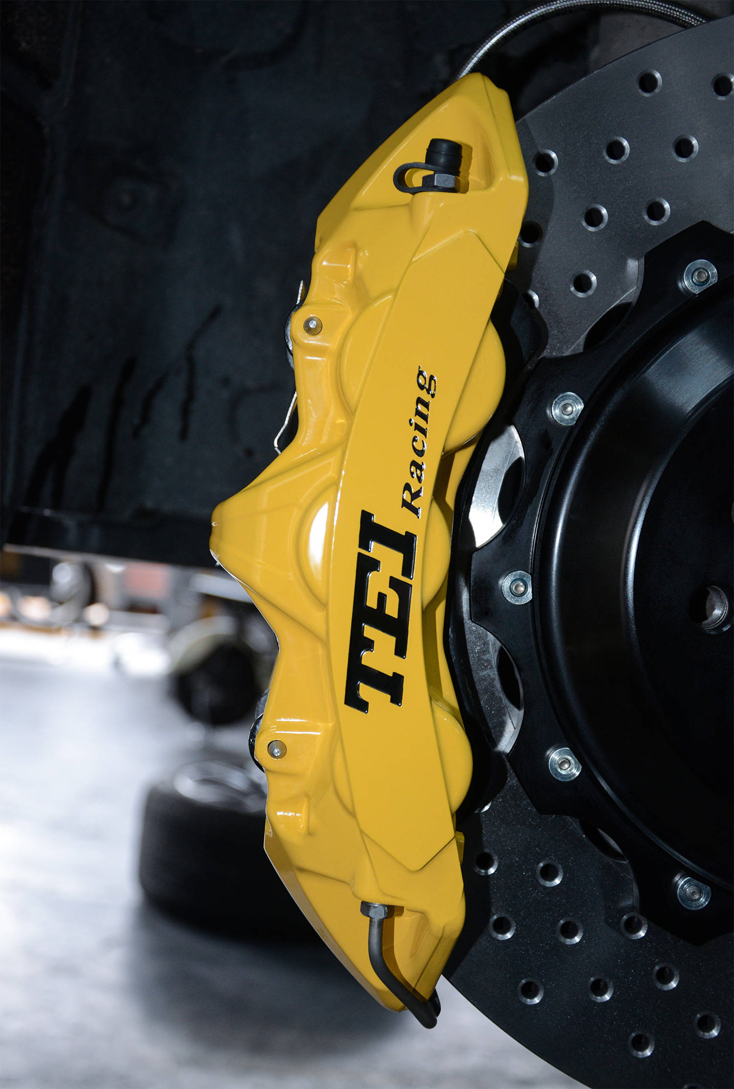 本次改装刹车,前轮改装的是s60大六活塞卡钳,搭配405x34mm打孔分体盘