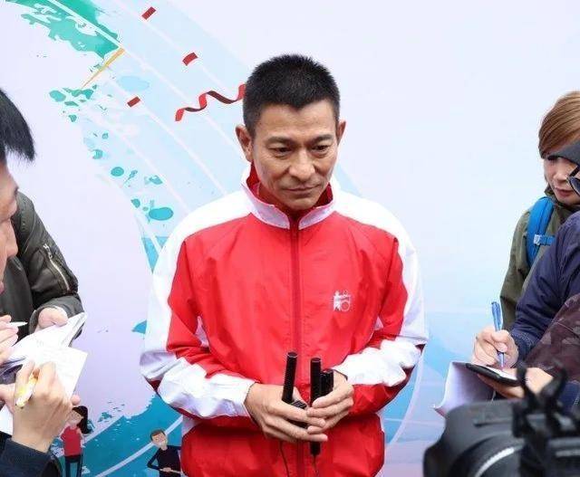 原创58岁刘德华真实近照曝光满脸皱纹但头发乌黑比李连杰年轻太多