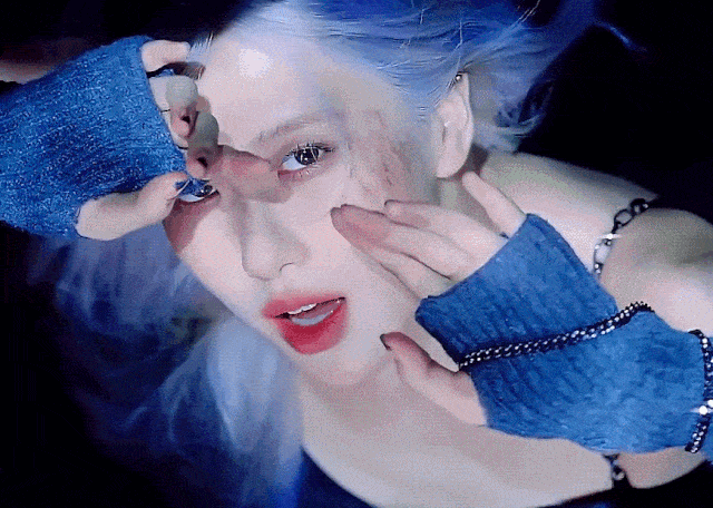 新歌里的一头银蓝色头发,也在mv一发出就上了热搜,被粉丝笑称:rose的 