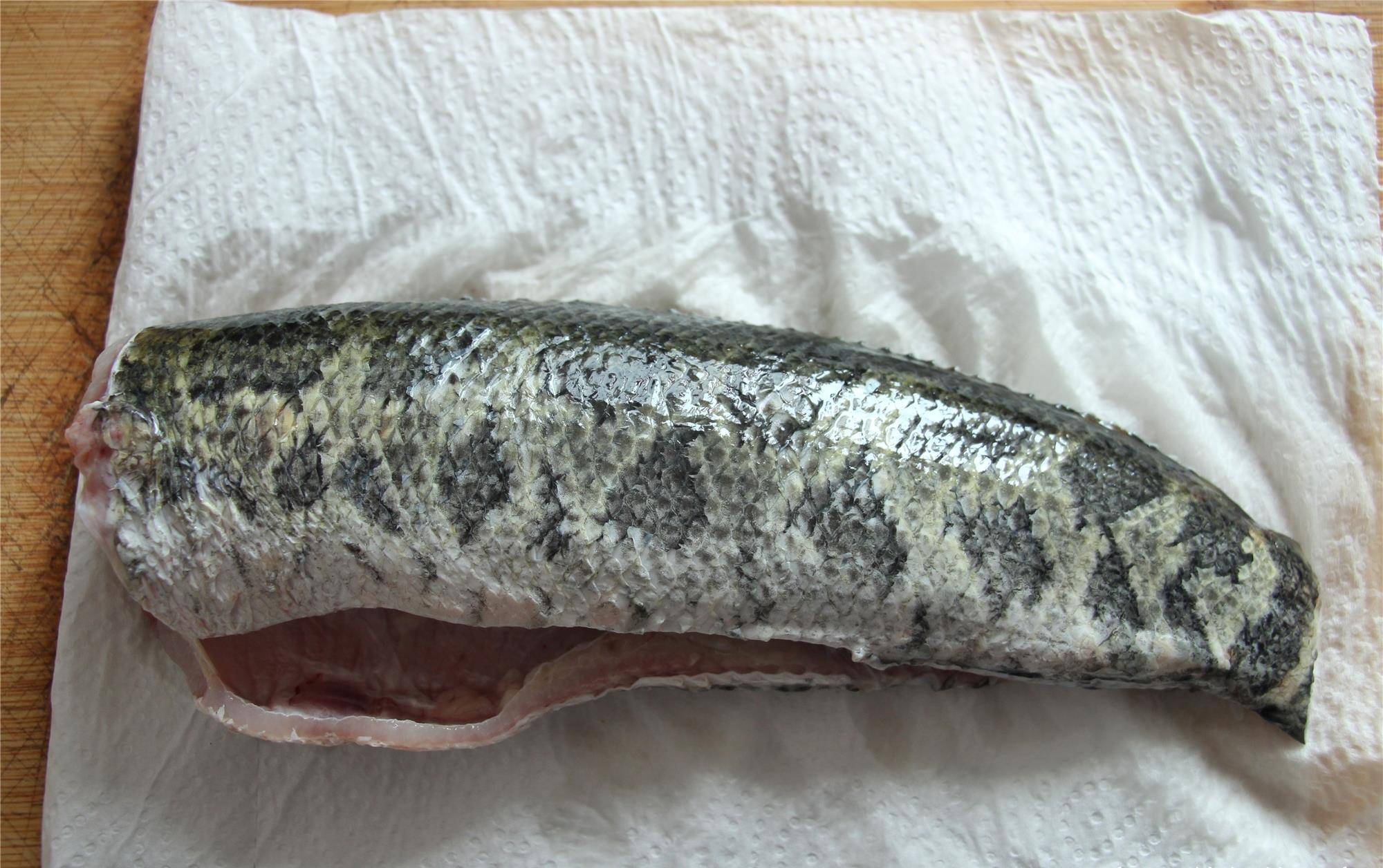 3,鱼肉片成薄又大的薄片,浸泡在水中洗一洗,捞出来沥干水分.