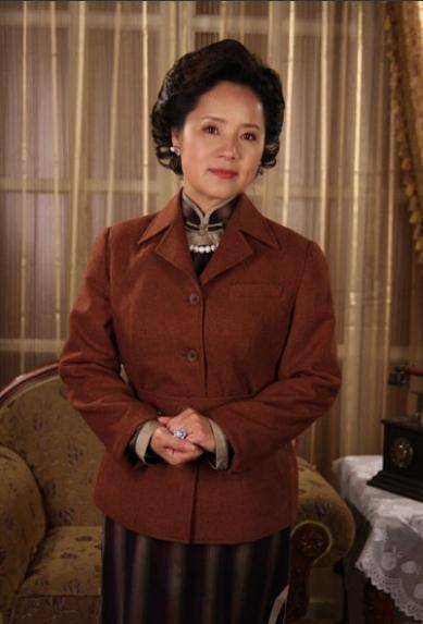 原创老演员才够真实,刘芳在后台化妆,素颜照是老但气质优雅!