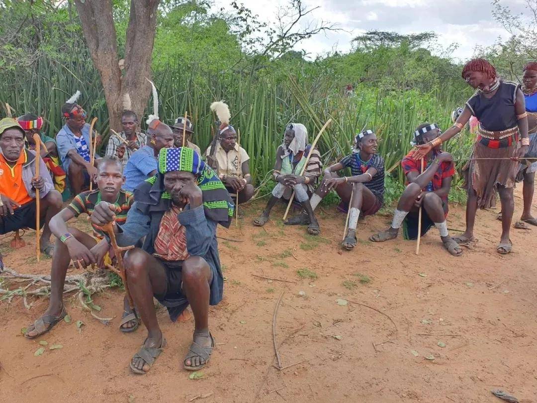 探秘非洲神秘部落:爱你就鞭打你