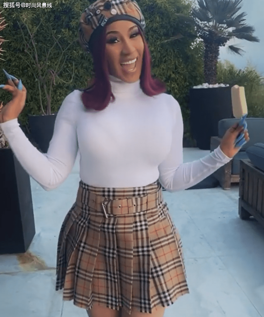 原创cardib穿着丝质睡衣在后院玩耍,还穿着价值695美元的高跟鞋