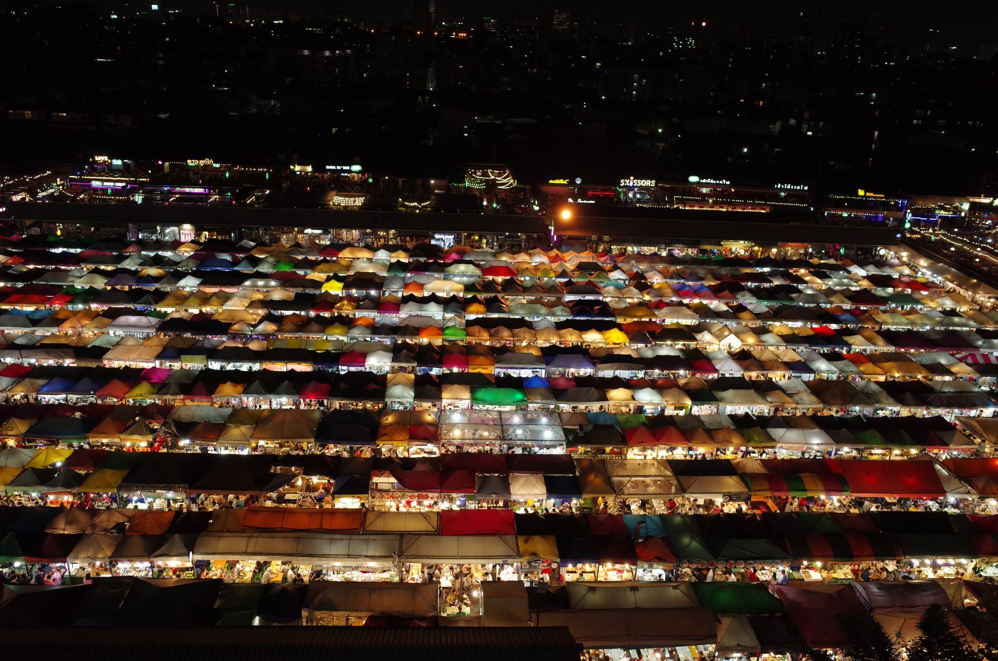 泰国最好玩夜市,货物包罗万象,只有你想不到没有买不到的