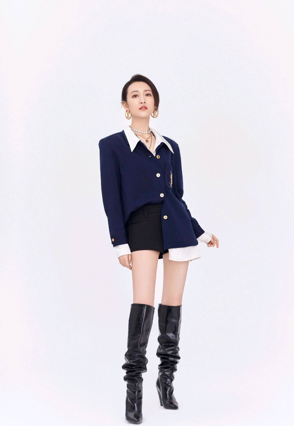 王鸥的穿搭好精致,身穿一袭淡紫色连衣纱裙,尽显女性魅力