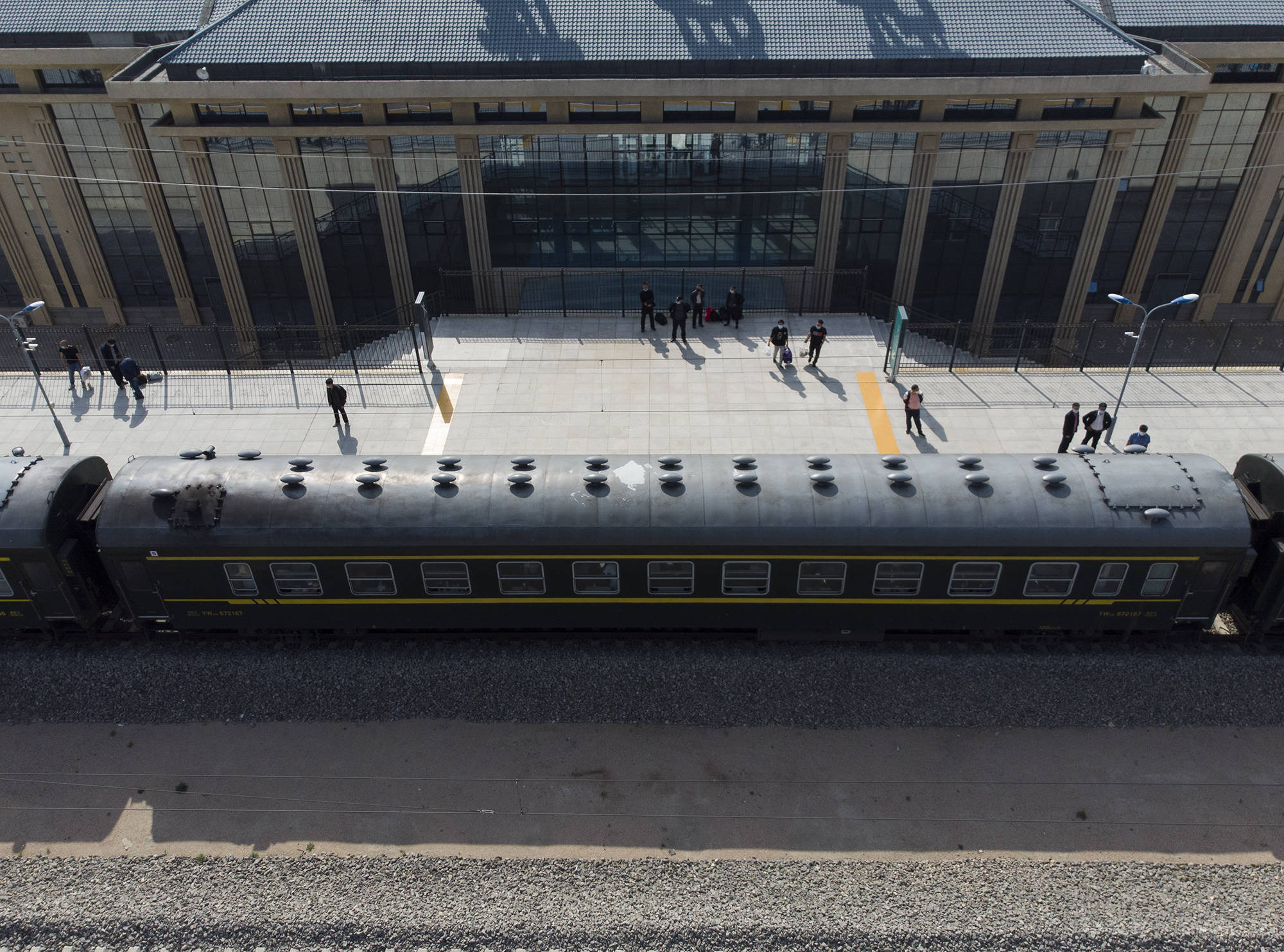 开往白音华的专列停靠在新邱站. 返回搜