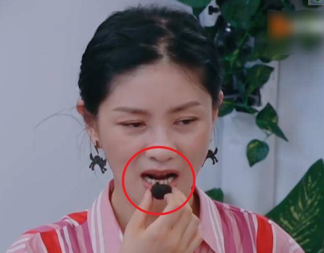 胡可尝试黑蒜被呛到弯腰呕吐,蔡少芬哈哈大笑,谢娜的举动太暖心