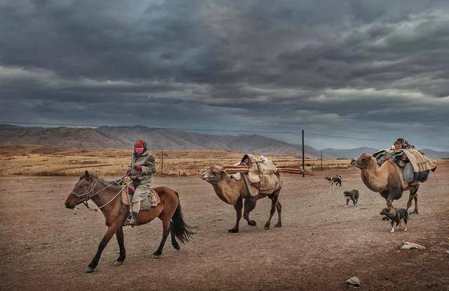 哈萨克族牧民转场场景 张建中 摄