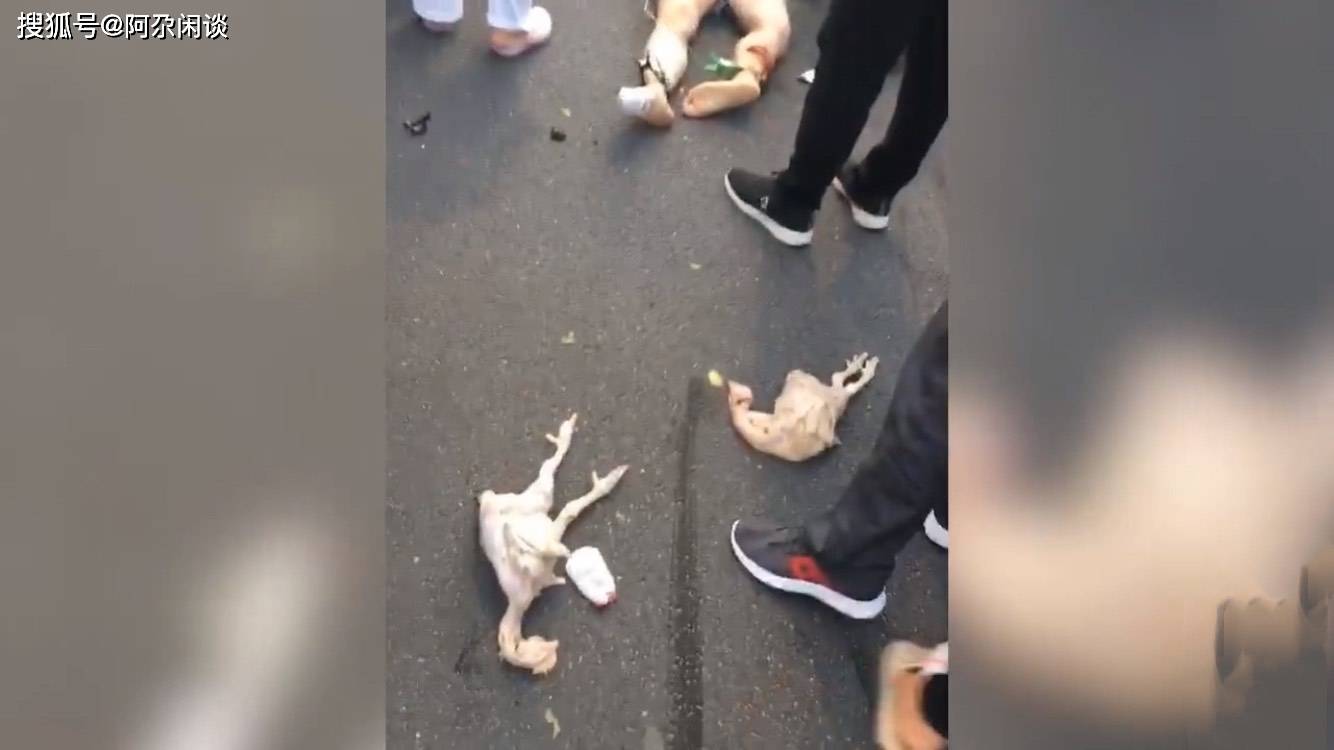 原创女司机撞人后面露微笑,目击者:她漂亮有爆点,大家就拍她了