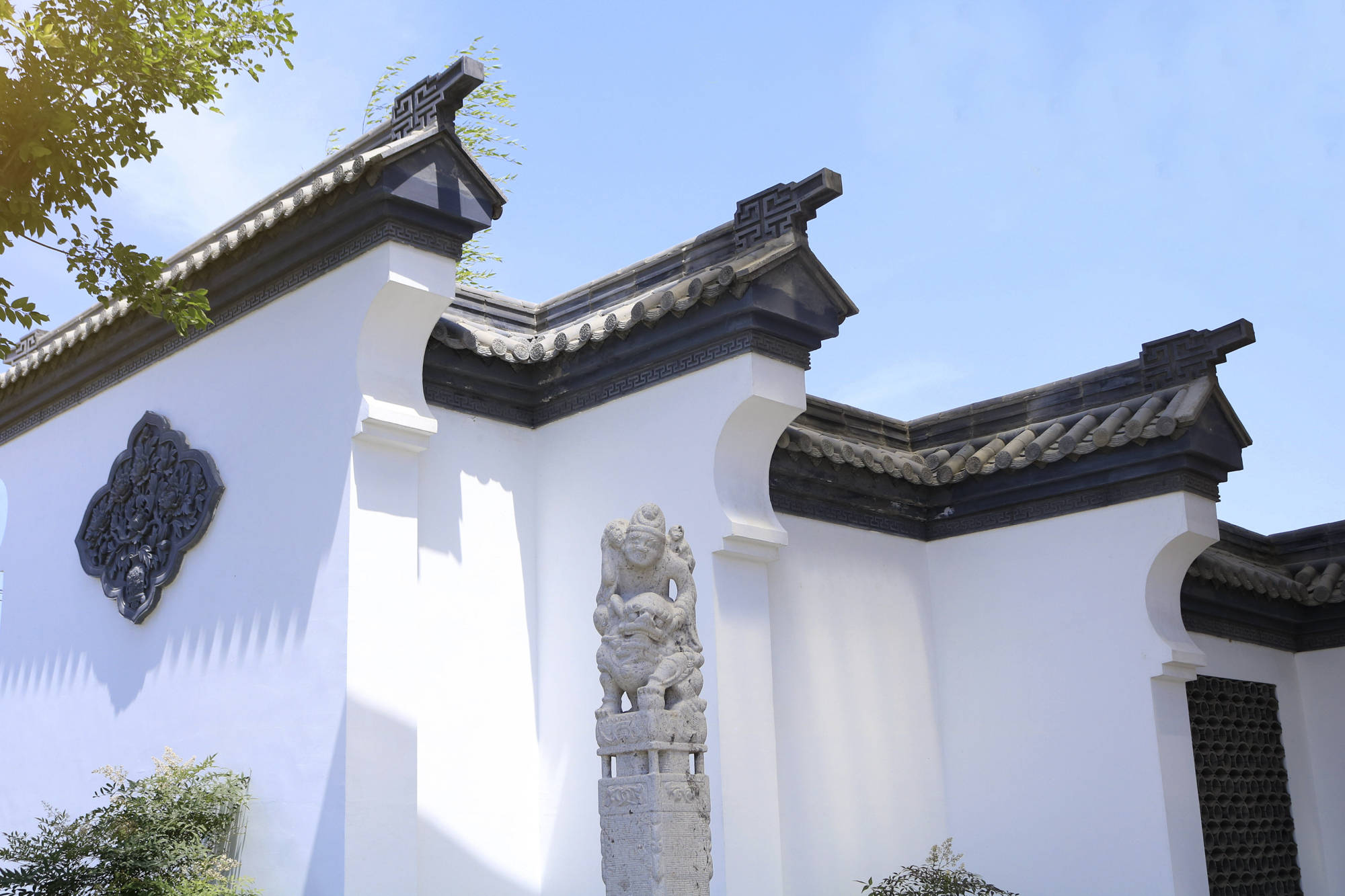 花园地面铺设 福字照壁墙 浮雕古建青砖青瓦片窗花雕刻 镂空 砖雕梅兰