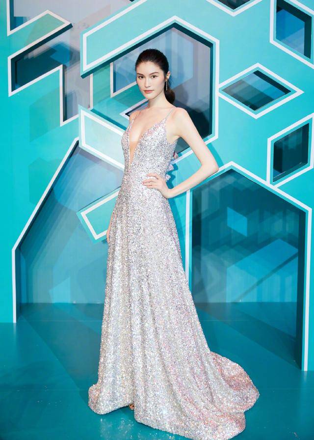 超模何穗气场太强白色礼服大秀神仙身材一颦一笑间尽显女神范