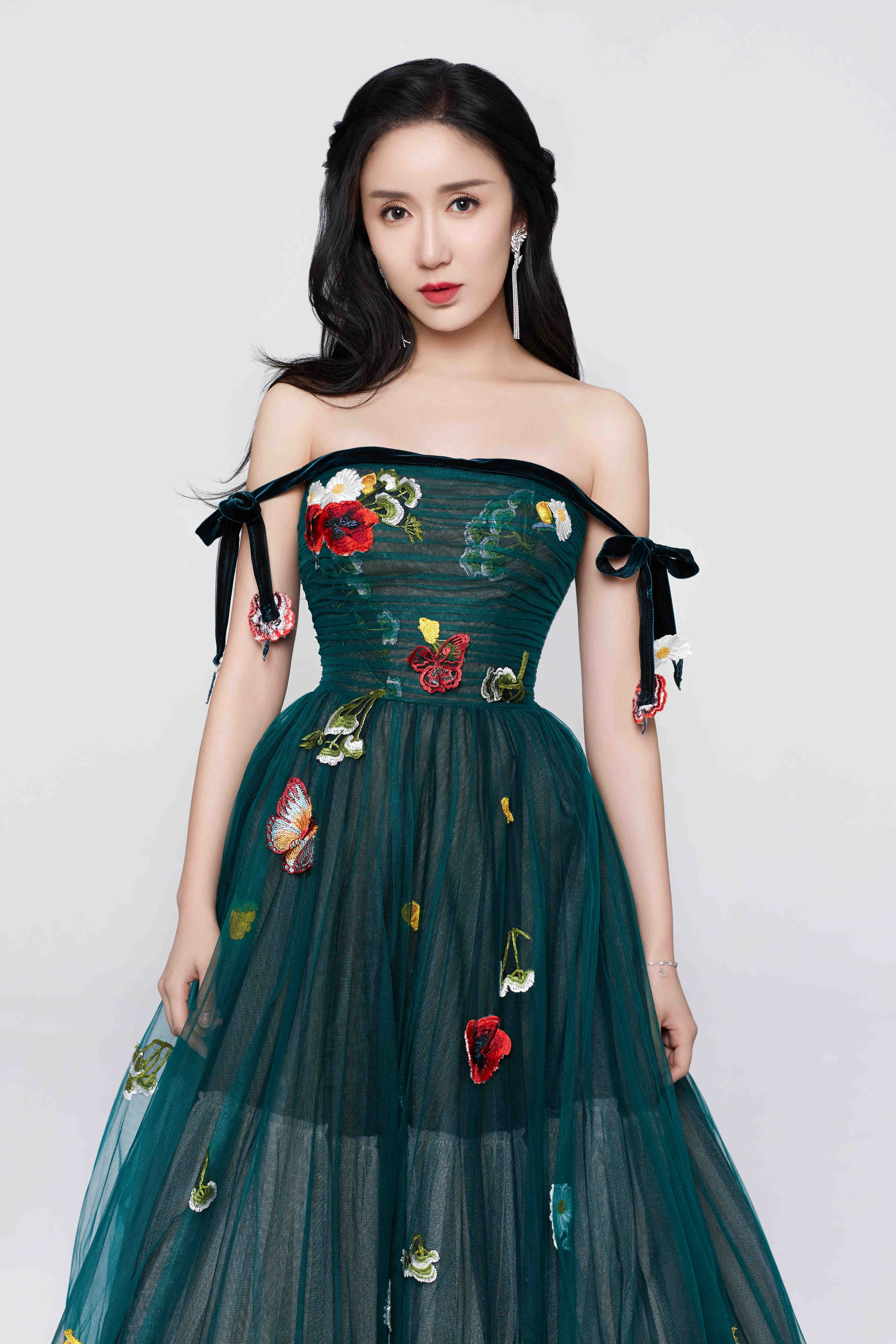 娄艺潇绿色礼裙似"森林公主" 大秀美丽锁骨