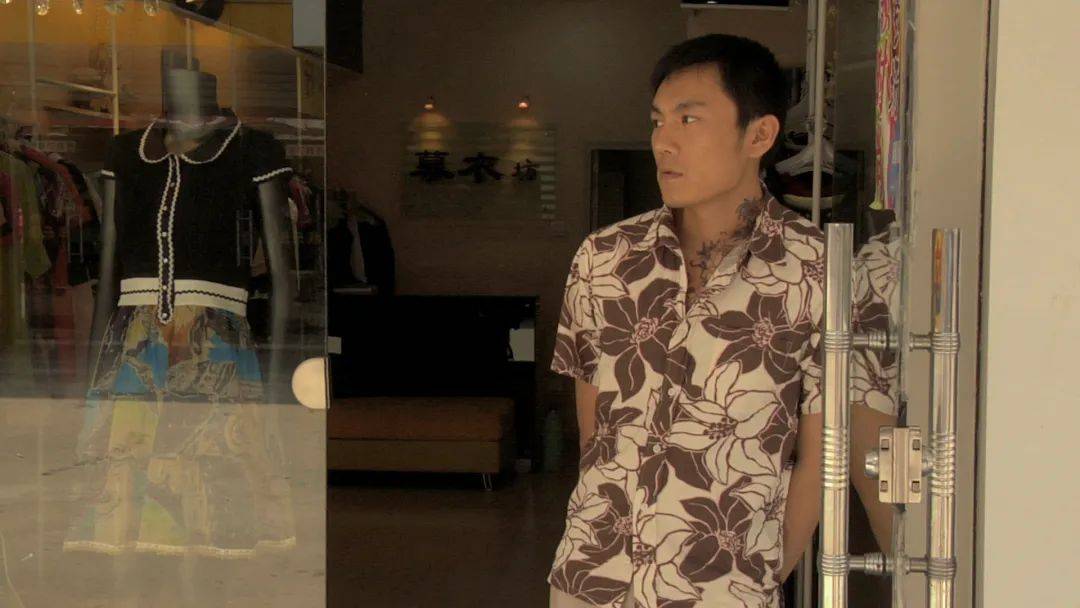 随后,秦昊又在《春风沉醉的夜晚》中饰演"江城",在《夜莺》中饰演"