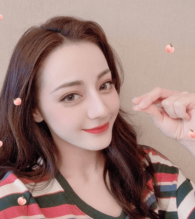 原创迪丽热巴终于染了新发色!在车上戴着口罩自拍,双眼皮精致