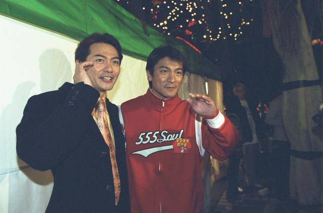 从出道开始就一直被认为和刘德华外貌神似,但江华和刘德华不一样,他的