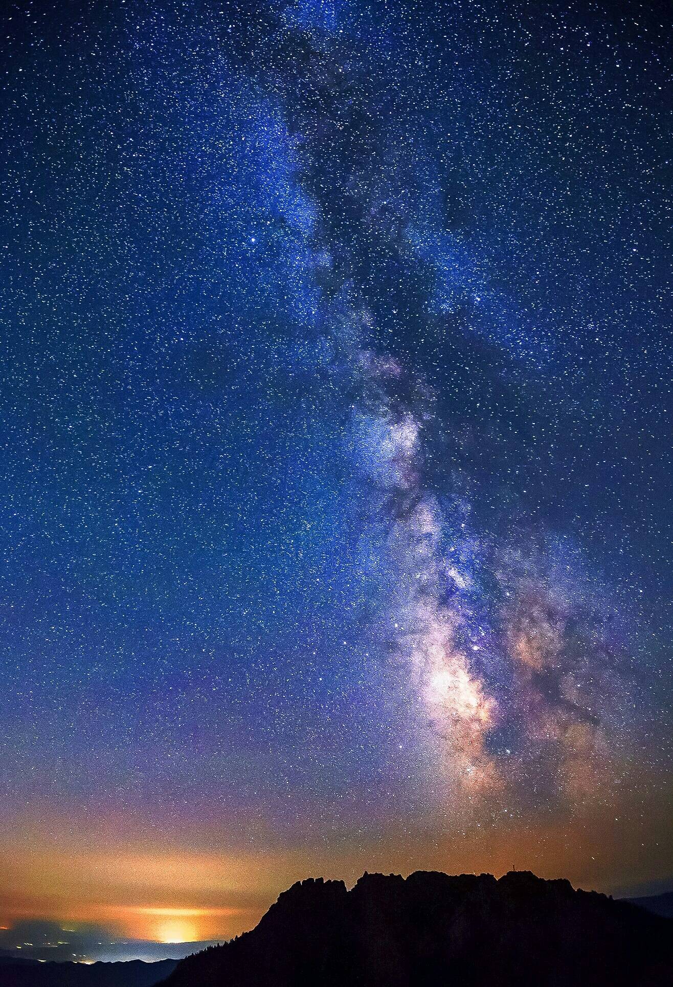 梅里雪山雨崩村,当夜幕降临,神奇的景象出现,浩瀚星空从缅次姆峰升起