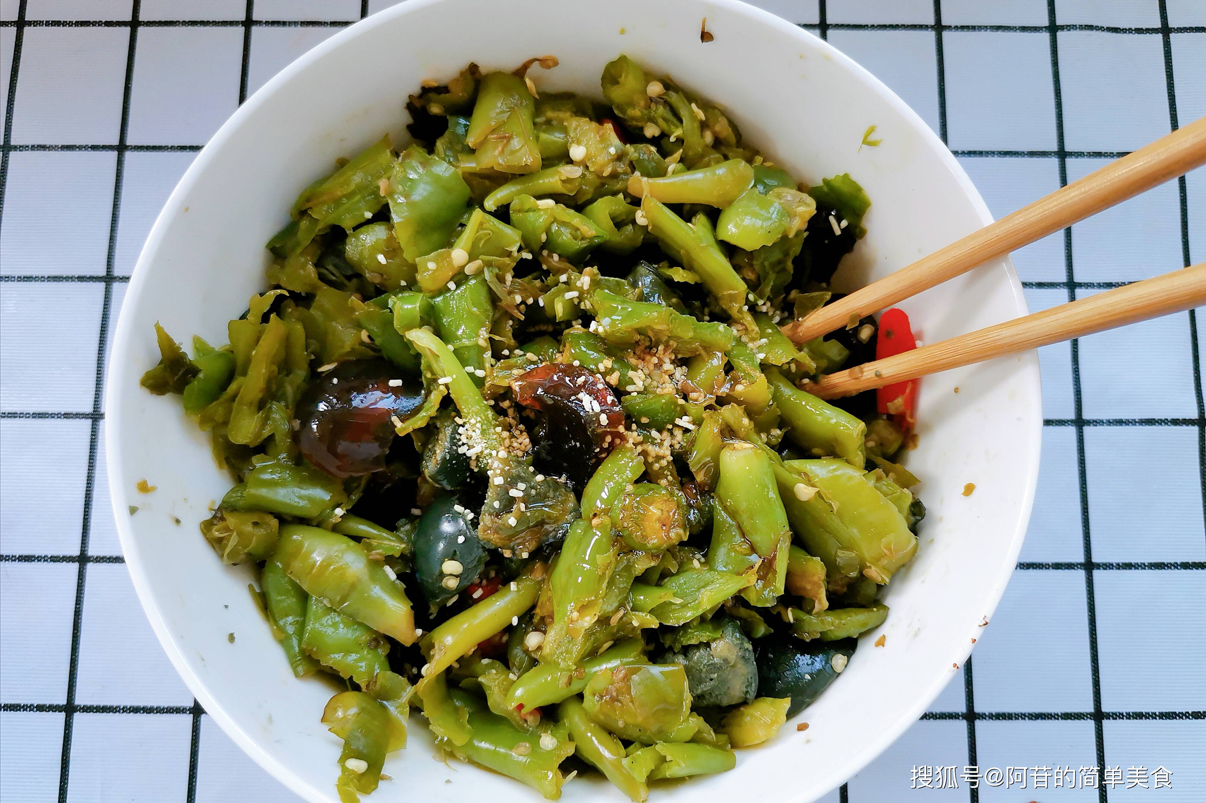 超简单的擂辣椒拌皮蛋,吃过后齿颊留香,越吃越想吃