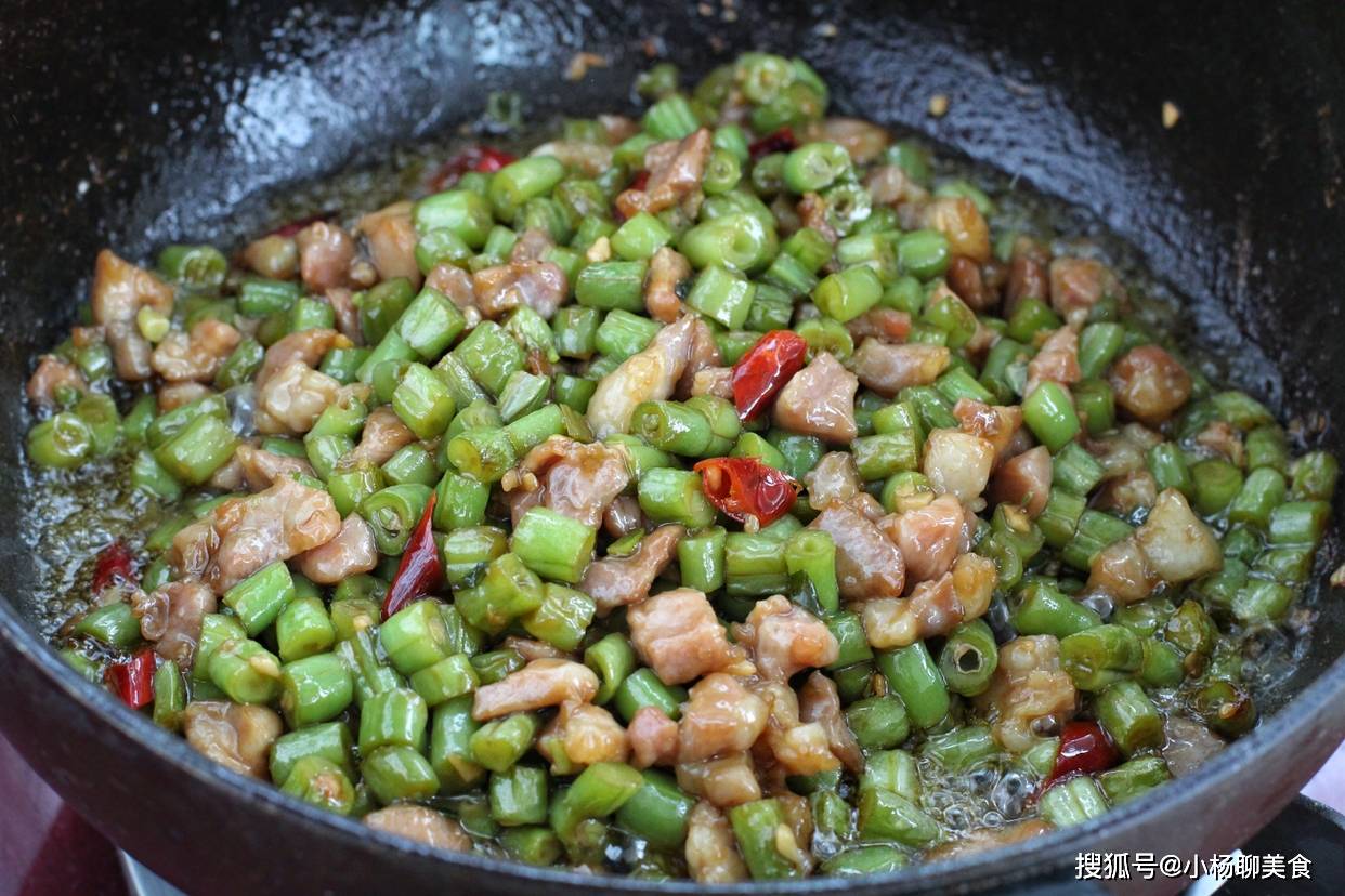 夏天豆角正當季,加點肉丁一起炒,開胃下飯又營養,怎麼也吃不夠