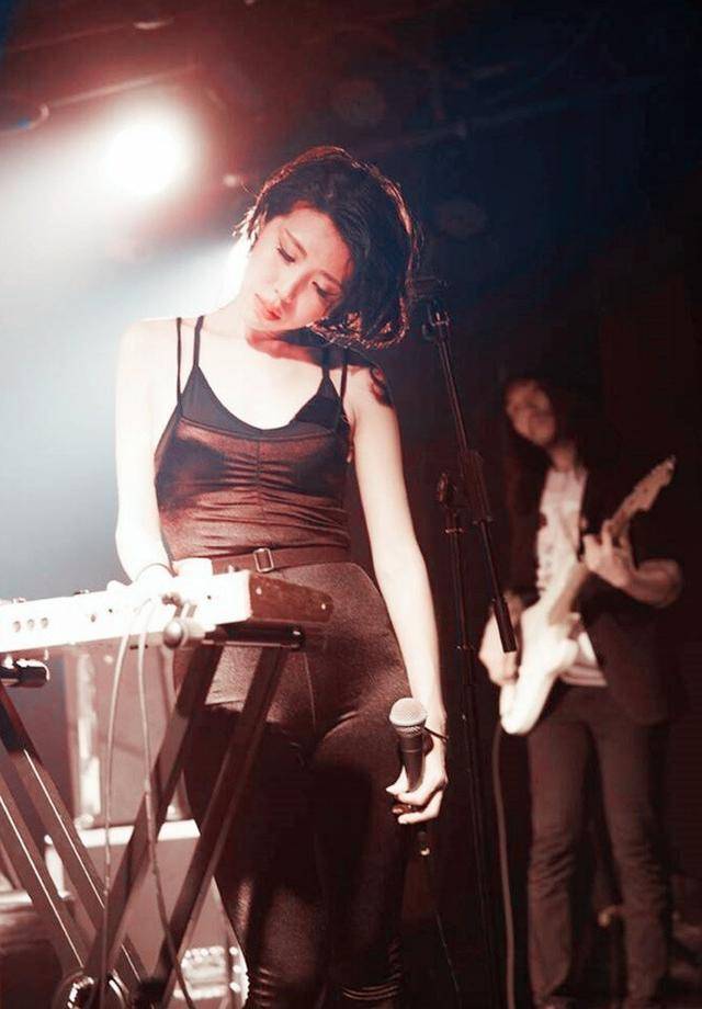 后海大鲨鱼女主唱6分长相10分风情酷辣张扬竟深受女孩热爱