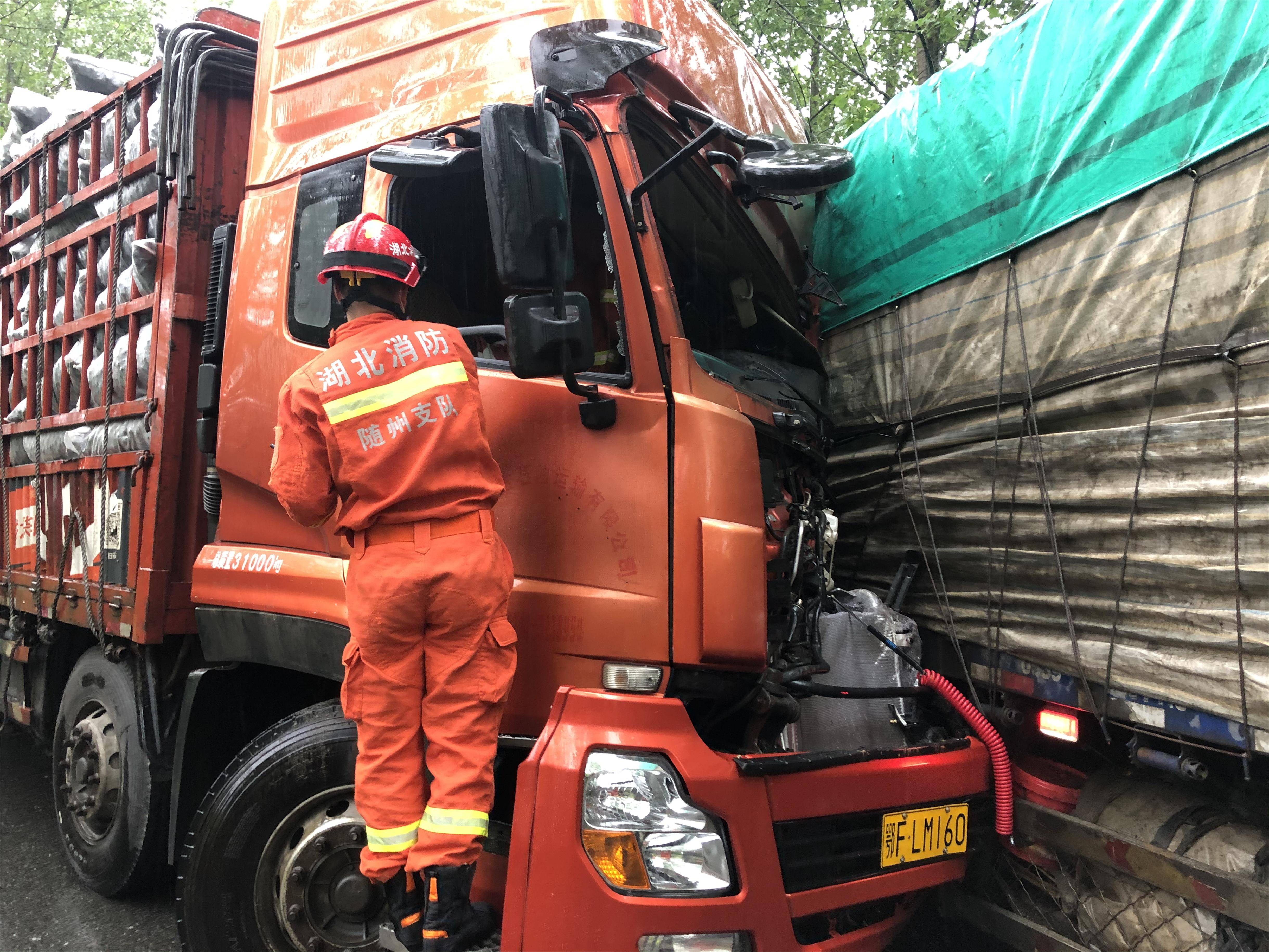 雨天突发车祸司机被困 随州消防雨中紧急救援_货车