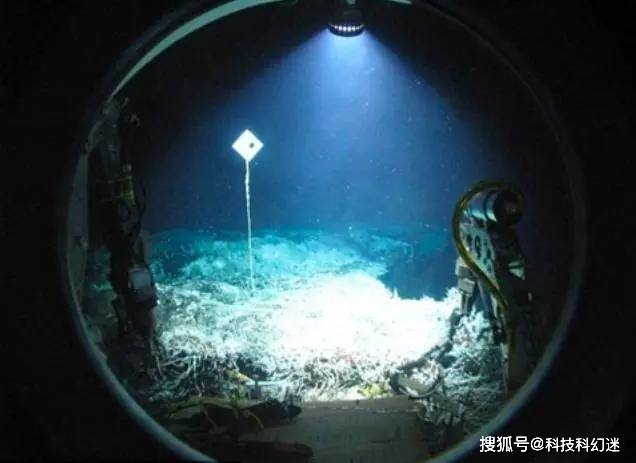 透过阿尔文号深潜器的舷窗看到的黑烟囱这些含矿热液从烟囱中喷出,与