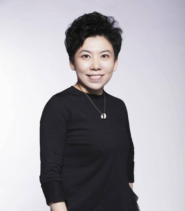 原创邓亚萍活得洒脱接地气下地摘菜打扮像大妈为儿子证明国籍