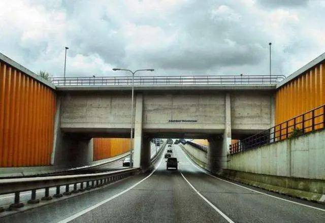 荷兰最独特的一条公路冲入河中的视觉感车辆从水下驶过