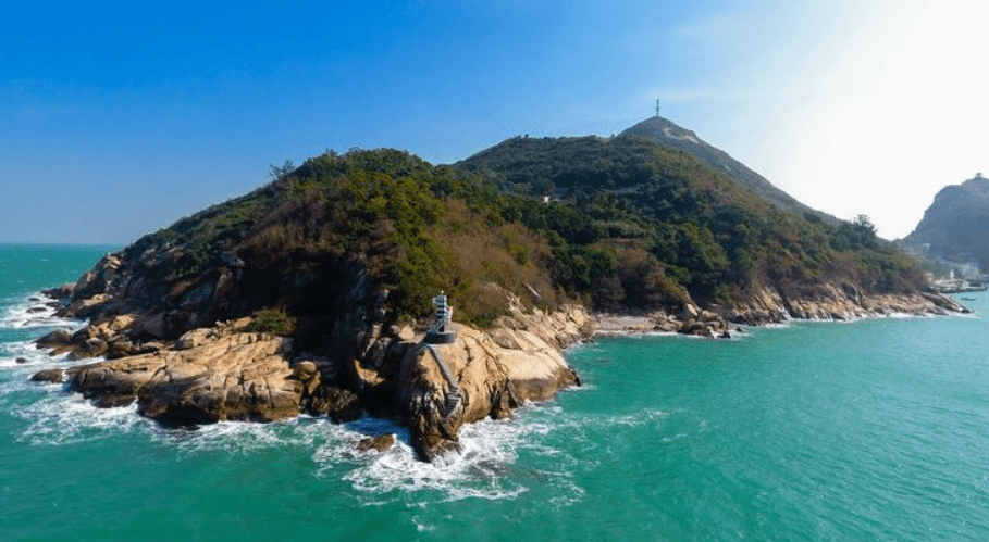 李俊本来第一个目标是海外的金鳌岛,航途上,李俊又巧遇了浪里白条张顺