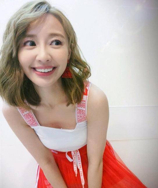 曾是一位平面模特,还是女团"七朵花"中的一员,陈乔恩也在其中