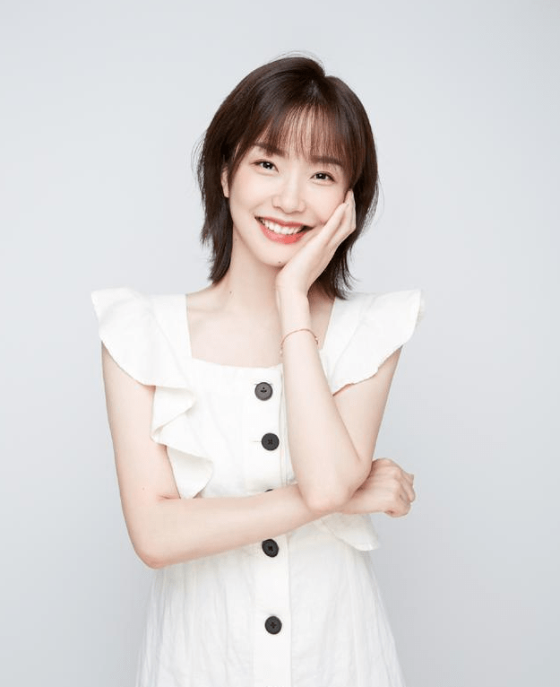 从照片中可以看到,张蔷试图以一种与赛场完全不同的风格打扮,知性端庄