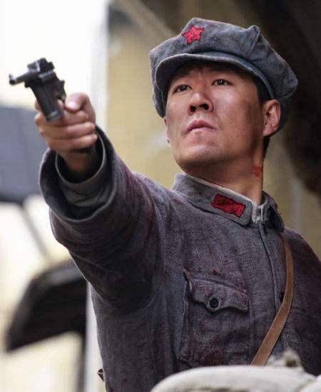 他是抗日神剧专业户,二婚娶小13岁娇妻,今卖力耍宝靠直播赚钱_于震