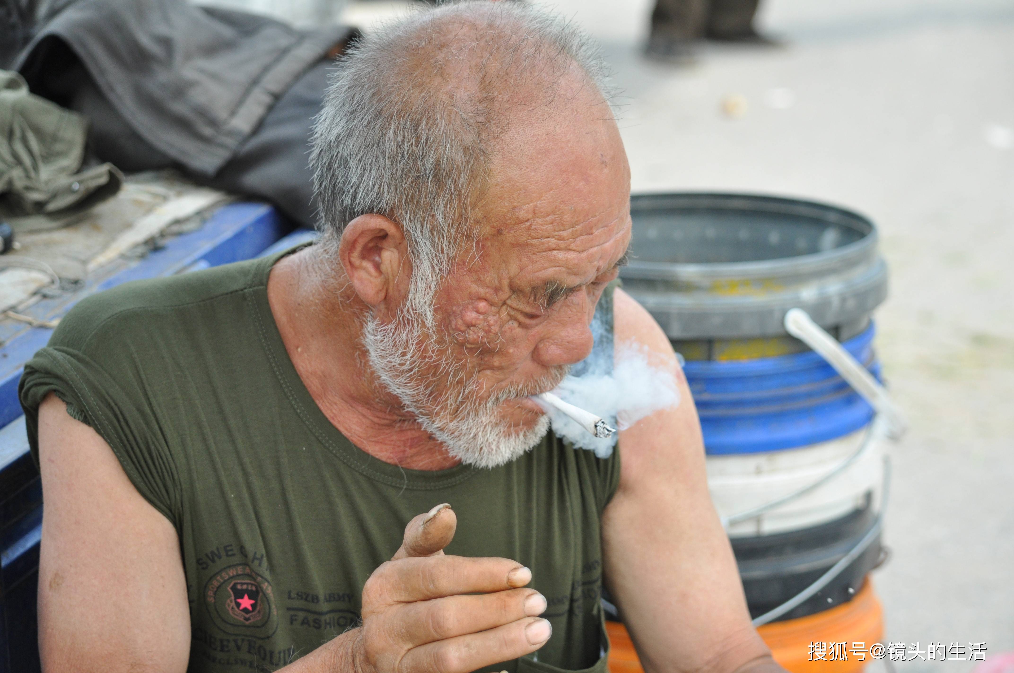 说话间,老人卷起了几十年不变的旱烟卷.