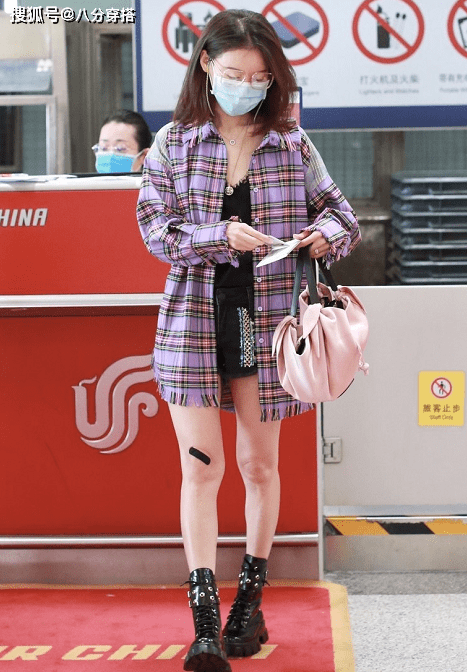 高露一点不服老紫色格纹衬衫配短裤中性飒爽大方秀长腿